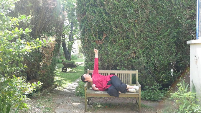 Petite pièce courte à danser dans son jardin_ chorégraphiée et dansée par Agnès DUFOUR sur une musique de Julien XUEREB filmée par Agnès GAILLOUR